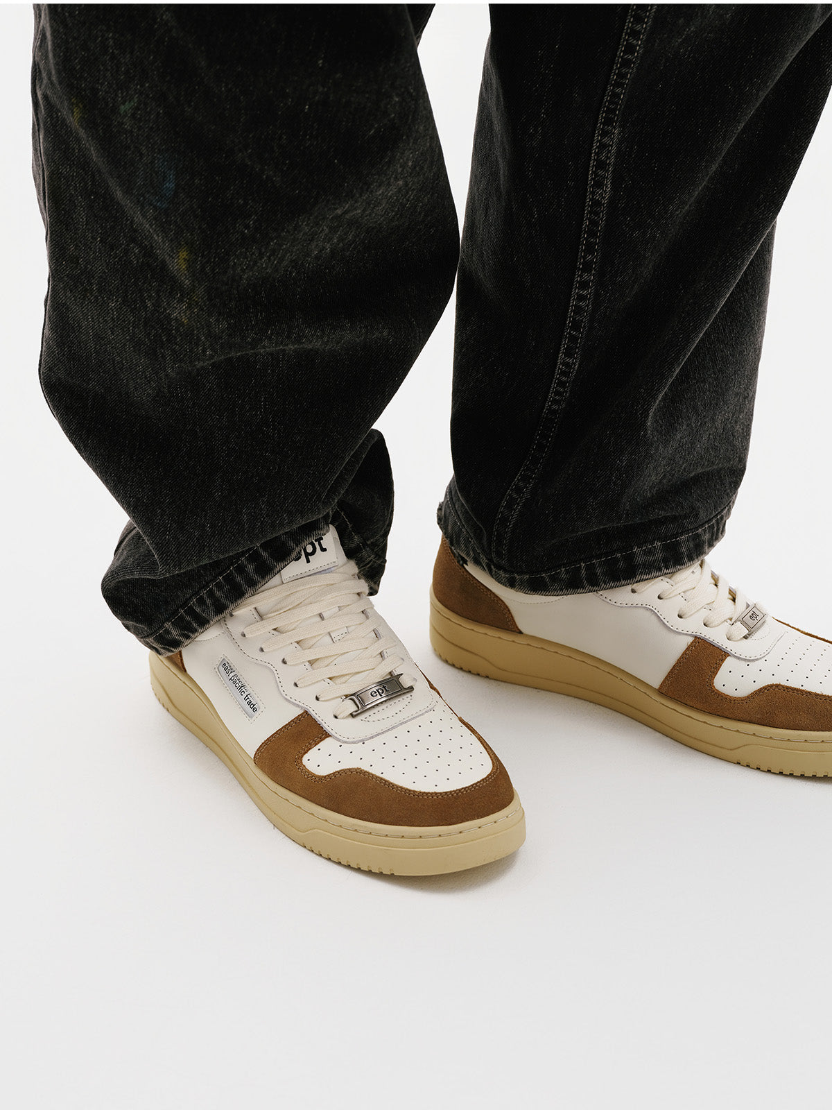 Court (Taupe/Black)