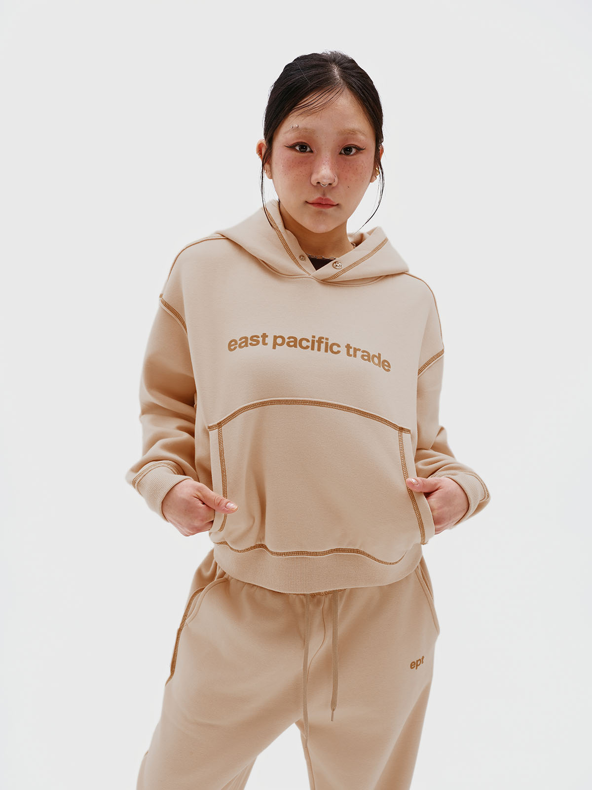 新品 ◎ DOORS スウェットフーデットプルオーバー beige Cover Stitch Hoodie (Beige) – EPT