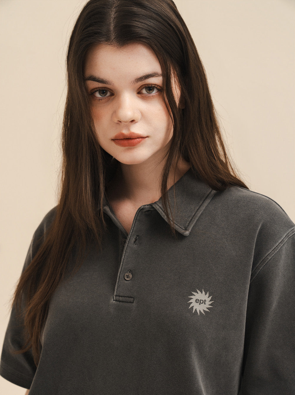 Sel Pigment Sun Logo Polo Tee (Charcoal)